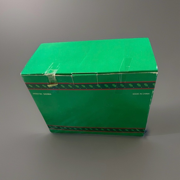 House of Lloyd "Christmas Around the World" Hip&Hop bunny figurines. New in Box. - Picture 7 of 7